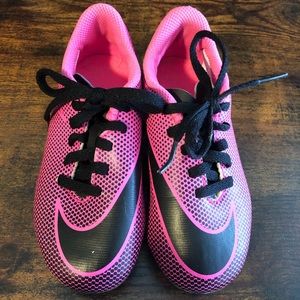 Kids girls cleats soccer football pink and black 10c Nike